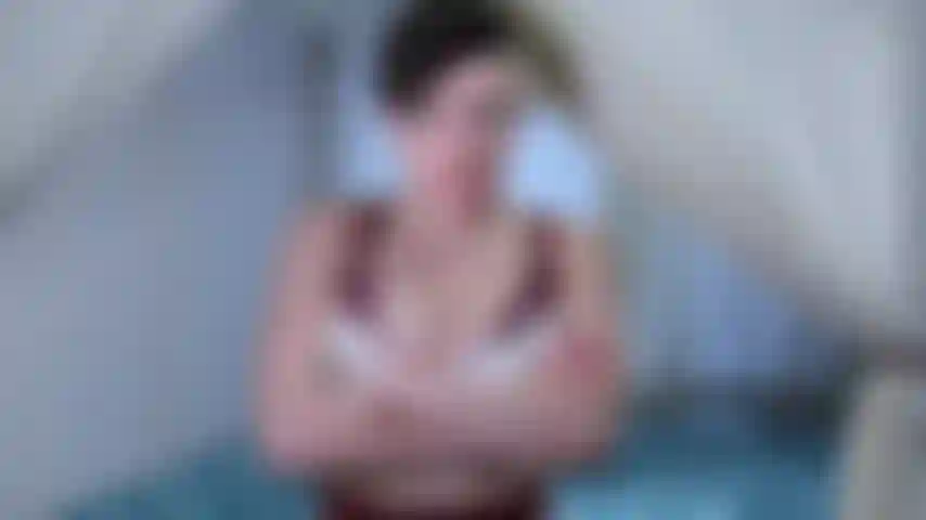 Transgenre, chatte poilue, aisselles et cul !!! Lèche les aisselles et crache !!