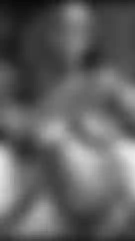 Mes gros seins rebondissent au ralenti.