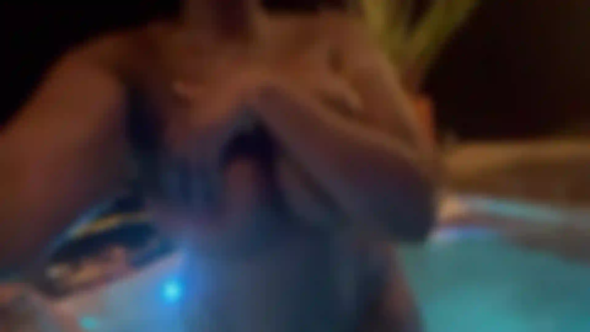 Une chaude fille ébène prend un bain nu !