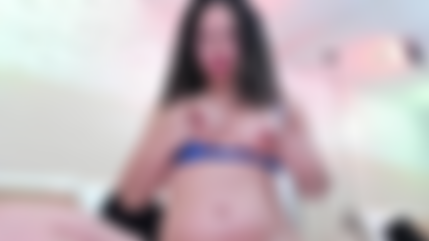 Je me frotte lentement et je gémis doucement, nécessiteuse et humide.