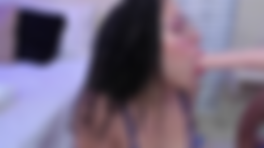 J'avale ta bite en entier, la suçant profondément à chaque mouvement.