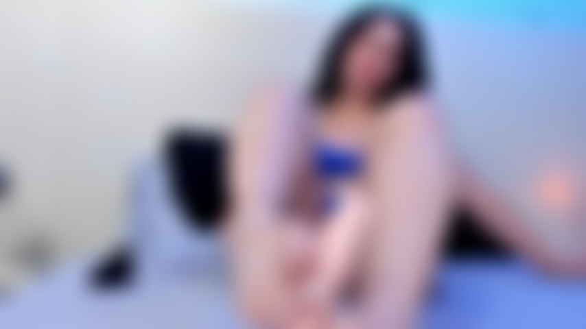 Je joue lentement avec de jolis pieds devant et au centre.