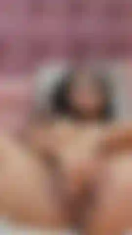 Gros plan sur ma chatte pendant que je l'écarte et que je joue avec mon clitoris avec mes doigts.