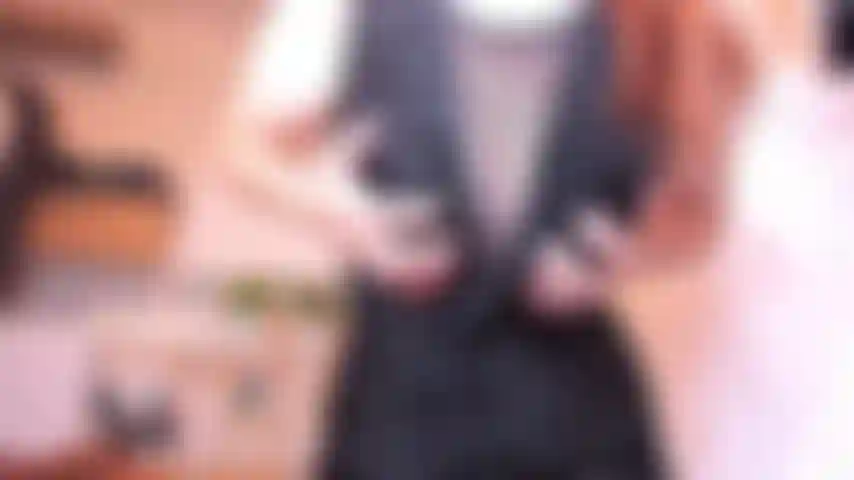 Une petite robe noire entièrement nue et taquine.