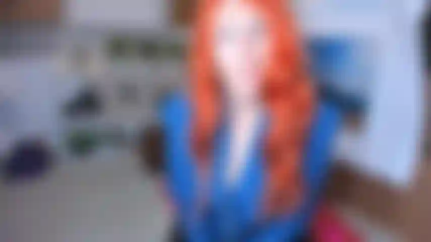 Encouragement du petit pénis dans la salle d'audience.