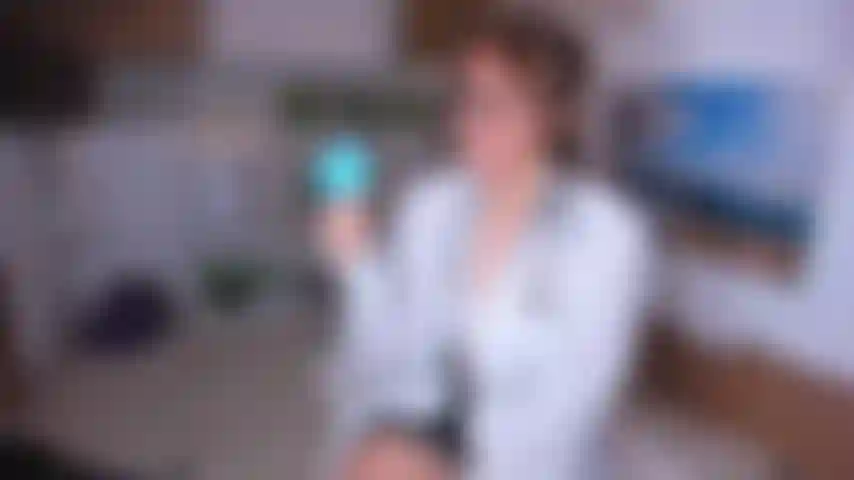 Infirmière imprégnation avec préservatif.