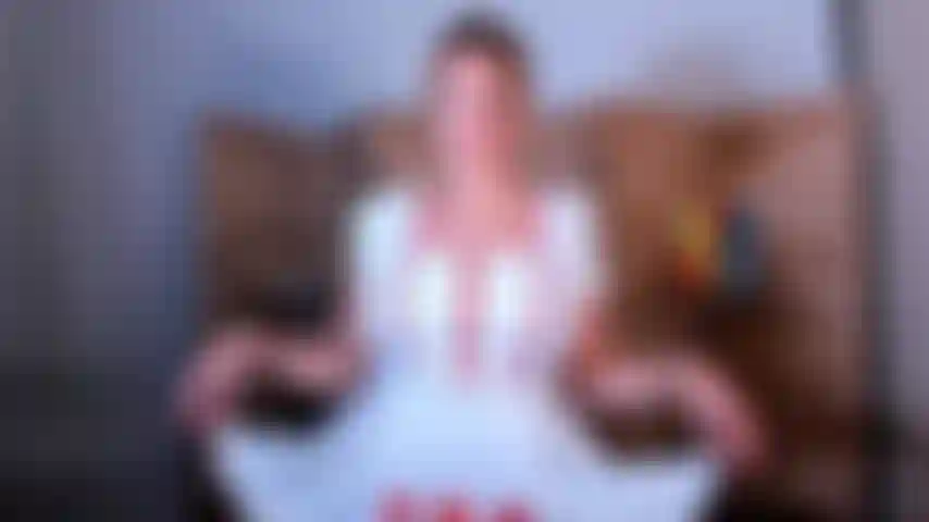 Une infirmière funtari en jupe haute.