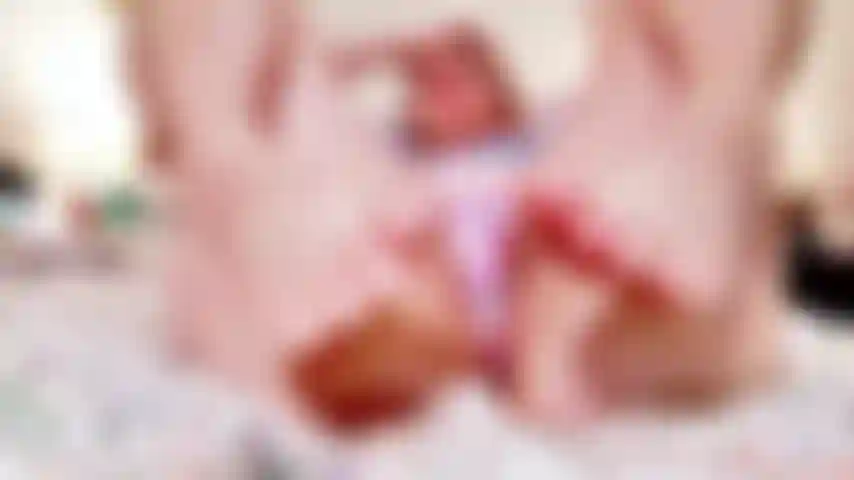 Douce éjaculation féminine, joli slip en gros plan et mouillé !