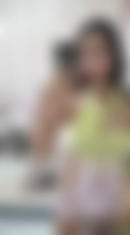 Regarde juste mes gros seins, tu ne veux pas les mettre au milieu.