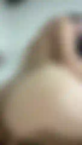 Je baise pendant que je te montre mon trou du cul.