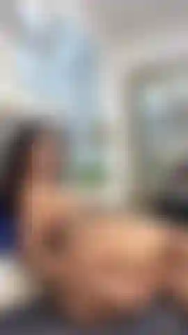 En train de baiser ma chatte affamée en cuillère.