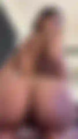 Taquinerie en cowgirl inversée, secousse des fesses et doigts dans la chatte 🤤.