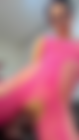 Une adolescente excitée.