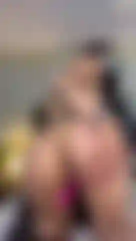 Tu aimes la façon dont j'ouvre mon jeune cul.