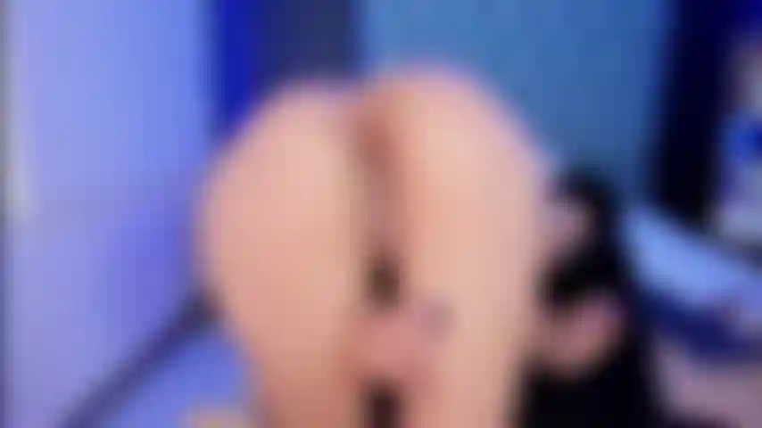 J'utilise mes doigts pour jouer avec mon vagin au plus profond de moi.