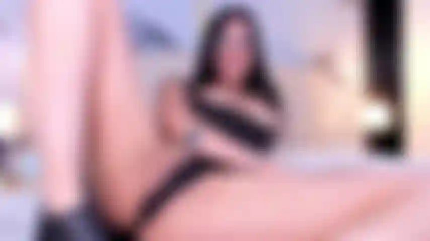 Cette jeune femme a une chatte humide qui attend ta bite.