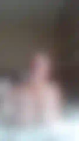 Juste une fille, ses bulles et son jouet.