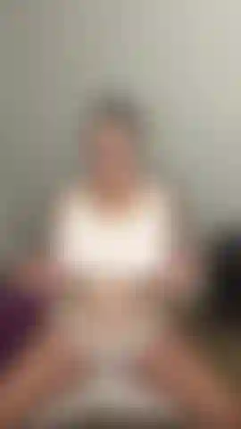 Les seins mouillés sont amusants à jouer.