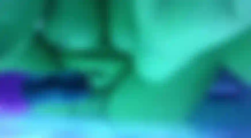 Lange habe ich überlegt, ob ich mich das überhaupt traue - aber jetzt ist es so weit! Ich war den ganzen Tag schon total horny und weil mich die Lust öfter mal überkommt, wenn ich unterwegs bin, hab ich meinen treuen Begleiter immer dabei. ALs ich dann so nackt unter der Sonnenbank lag, hab ich mir einfach mein Handy geschnappt. Das hat mich so angemacht, zu wissen, das nebenan überall Menschen sind, das ich vor Geilheit alles vollgespritzt habe… Krass, WIE nass ich alles gemacht habe. Das ist schon ziemlich unanständig - aber mindestens auch genauso geil.