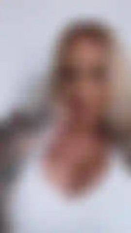 Je joue aux seins effrontés pendant que mon amie est dans la pièce à côté, je me sentais tellement excitée !