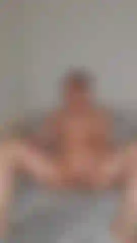 Dp avec des doigts et des jouets.