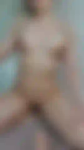 Regarde-moi m'huiler et utiliser ma putain de machine jusqu'à ce que je fasse un gros gâchis crémeux !