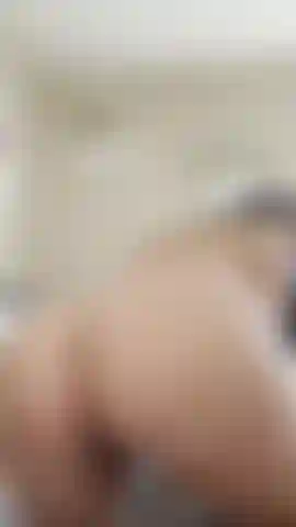 Les seins rebondissent en chevauchant un gode.