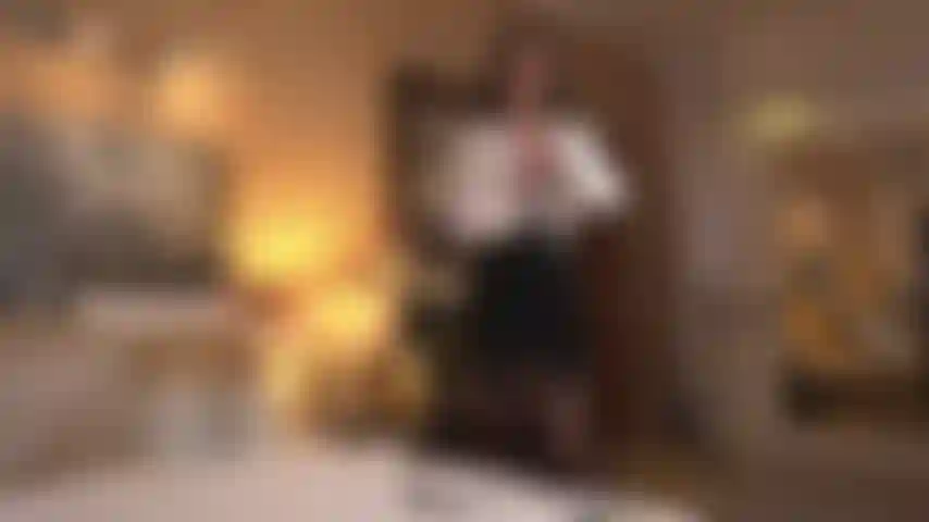 Sale secrétaire, séduisant le patron et lui faisant offrir une augmentation pour un traitement "spécial" !