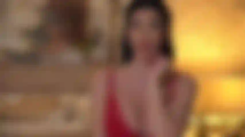 Votre déesse gâtée et destructrice utilise sa séduction et ses mains sensuelles pour ruiner votre orgasme, afin de vous faire acheter plus de bijoux !