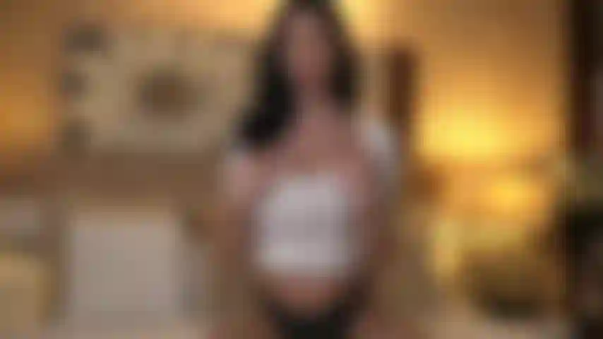 Tu te souviens de la fille sexy d'à côté dont tu as toujours rêvé ? Aujourd'hui elle veut réaliser tes fantasmes !