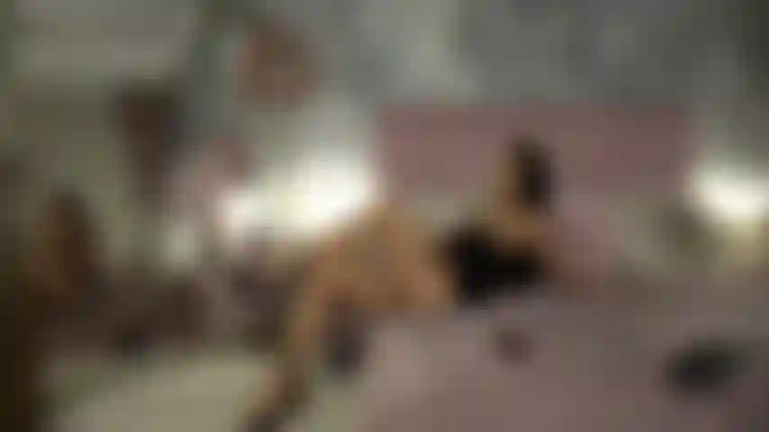 Je te taquine avec mes longues jambes, je te fais exploser sur elles.