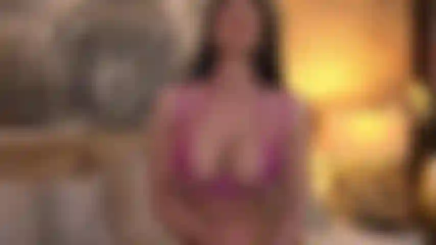 Le travail manuel le plus humide et le plus bâclé est la récompense que vous obtiendrez, laissez-moi prendre soin de votre bite dure pendant que mes gros seins rebondiront sur votre visage !