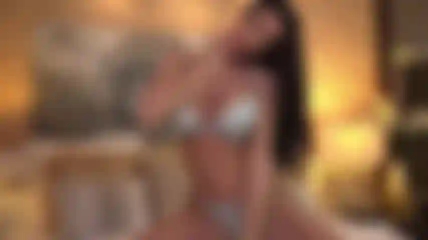 Adore-moi avec des touches excitantes, couvre-moi de baisers et joue avec ma chatte serrée jusqu'à ce que je jouisse fort pour toi !