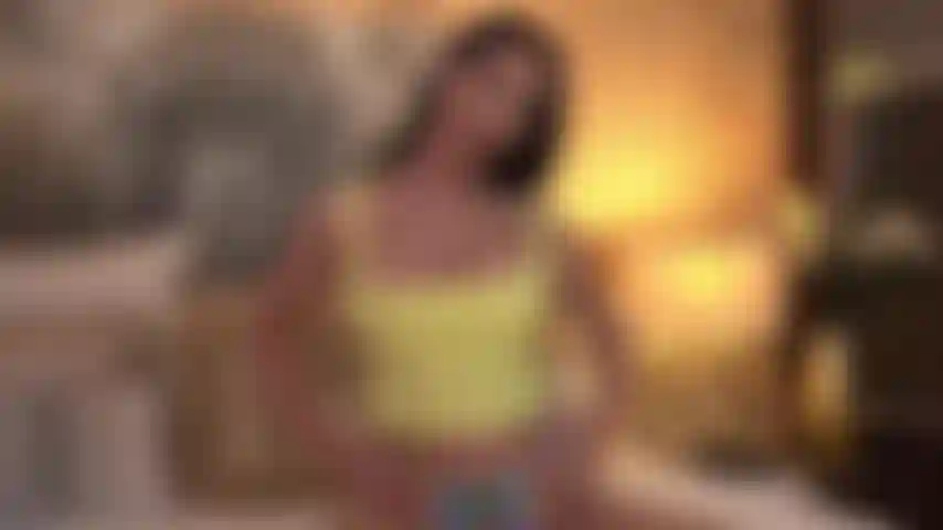 Massez mes énormes seins avec une lotion pour le corps et glissez votre bite entre eux, jusqu'à ce que vous vous envoyiez une grosse charge dessus !