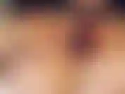 Une écolière se prépare pour son premier jour d'école.