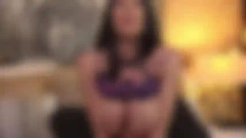 Risquant ton travail pour moi, me masturbant au travail hypnotisée par mes énormes seins !