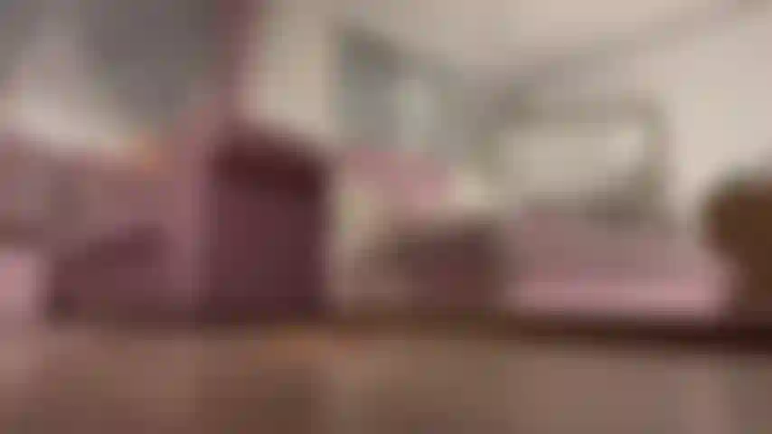 Une géante qui marche et écrase sans pitié tous ses mini serviteurs inutiles.