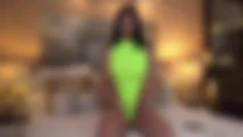 Me goûtant sur tout mon corps puis te faisant jouir en quelques secondes une fois que tu sentiras ma langue après si longtemps à me manquer !