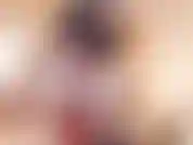 Une écossaise dévoilant ses énormes seins.