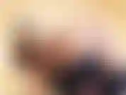 Une hôtesse de l'air chaude qui orgasme pendant le vol.