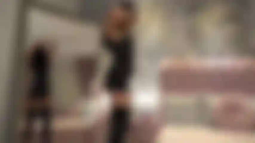 Fantasme de latex ! Explore et fais plaisir à mon précieux corps, après que je t'ai rendu incroyablement chaud avec ma tenue en latex brillant.