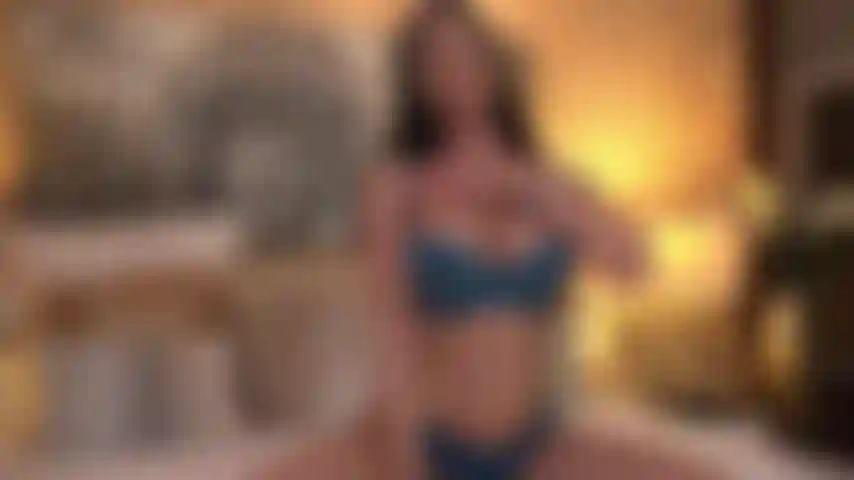 Taquinée et niée, votre déesse jouera avec votre esprit et testera votre résistance devant ses courbes nues incroyablement chaudes...