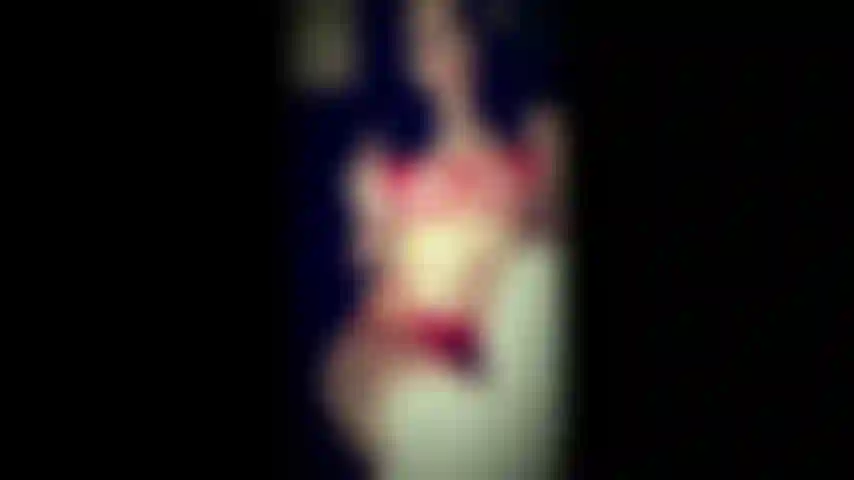 Lingerie rouge - adore-moi pendant que j'essaie de m'imprégner de ma culotte.