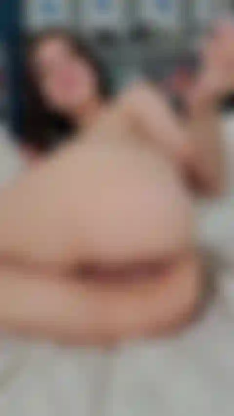 Je me baise le cul avec un jouet en verre transparent.