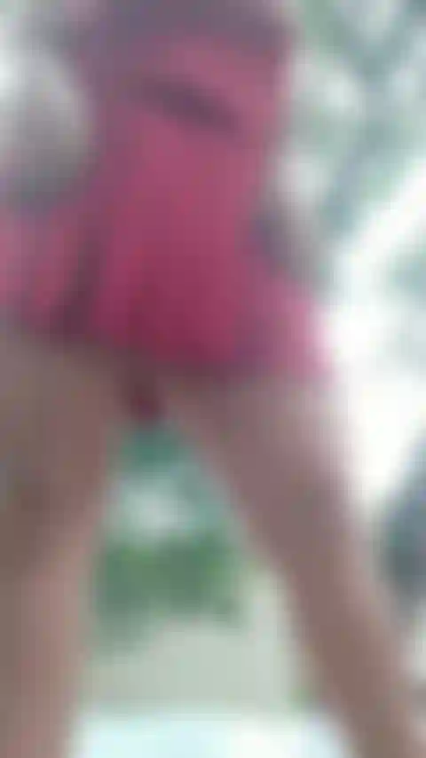 Montrant ma chatte pour le voisin.