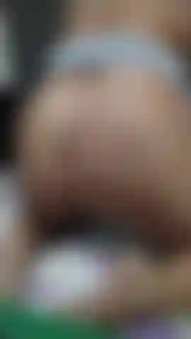 Balançant, ouvrant et clignotant le trou du cul en gros plan.