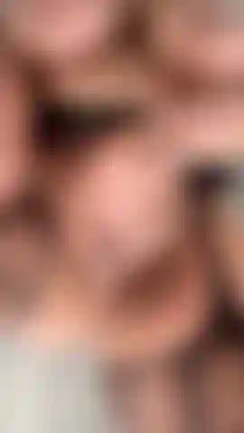 Me frotte la chatte pendant que mes seins rebondissent de haut en bas.