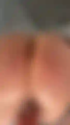 Je me doigte la chatte par derrière.