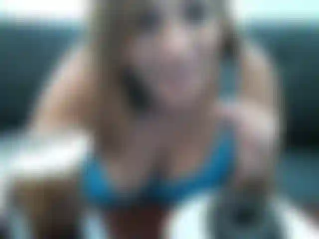 Kim énorme/enceinte ne peut pas arrêter de manger. Audio disponible ! Rejoignez-la pour un petit-déjeuner très sucré qui continuera sûrement à la rendre si grande ! Elle adore se livrer aux beignets. Nourrissez-la maintenant !