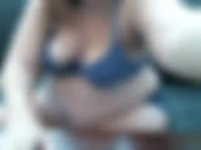 Kim enceinte et énorme devient plus franche et veut juste se frotter les cuisses, le ventre et les seins ! Pas d'audio, mais il y a un pur plaisir visuel. Douce et sexy.